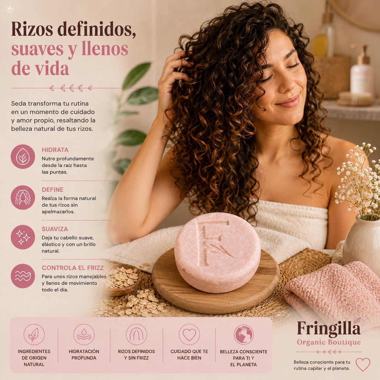 Mujer con cabello rizado saludable y definido acompañada del Shampoo Sólido Seda en un ambiente cálido de cuidado capilar y bienestar
