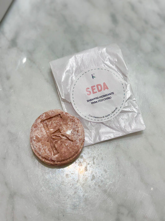 Shampoo sólido Seda para pelo rizado de Fringilla Organic Boutique
	•	Shampoo sólido natural para definición de rizos – Seda
