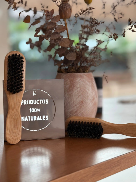 Cepillo de cerdas naturales con mango de madera diseñado para aportar brillo natural y ayudar a controlar el frizz
