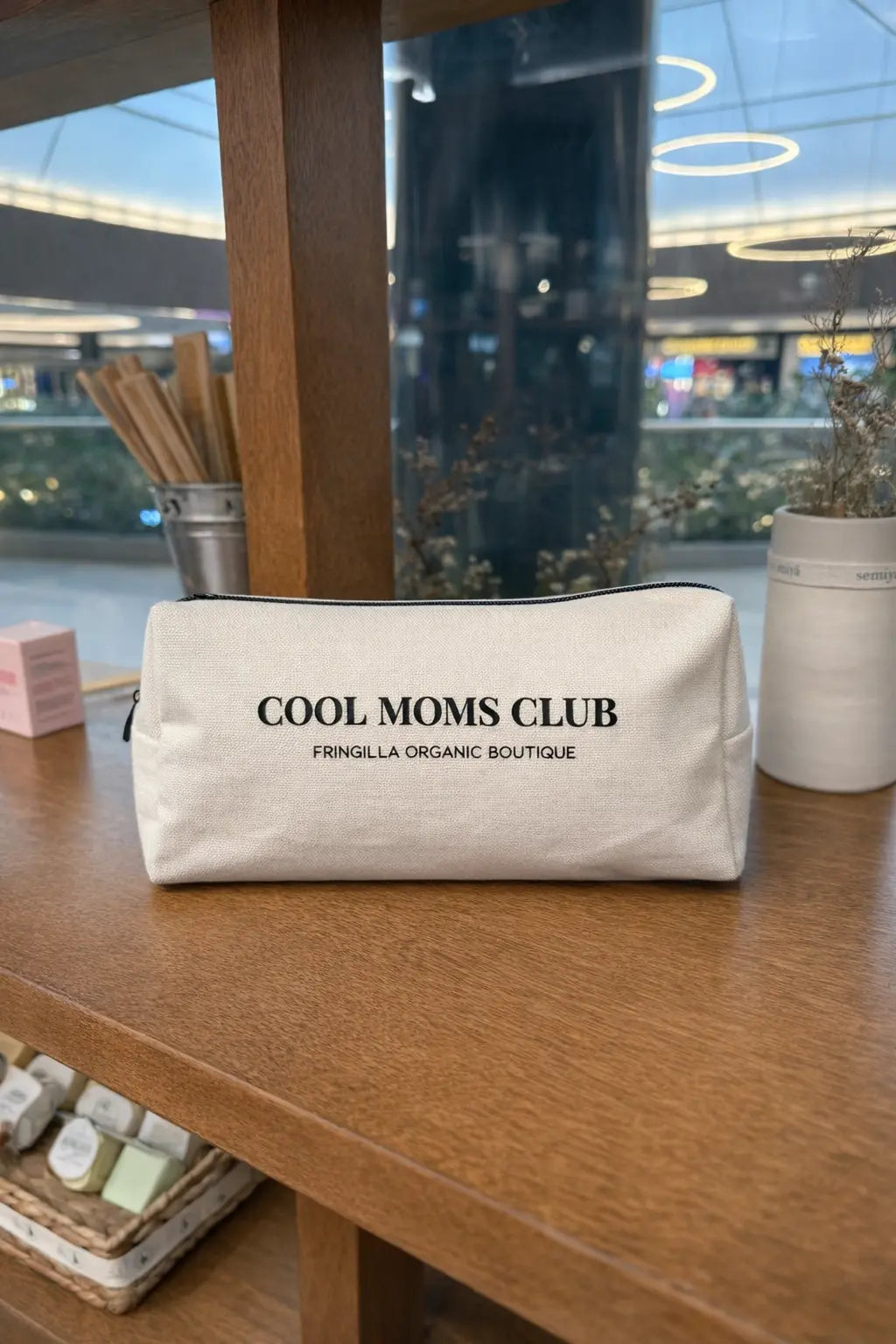 Cosmetiquera para Mamá Fringilla con diseño Cool Moms Club para organizar maquillaje y accesorios de belleza