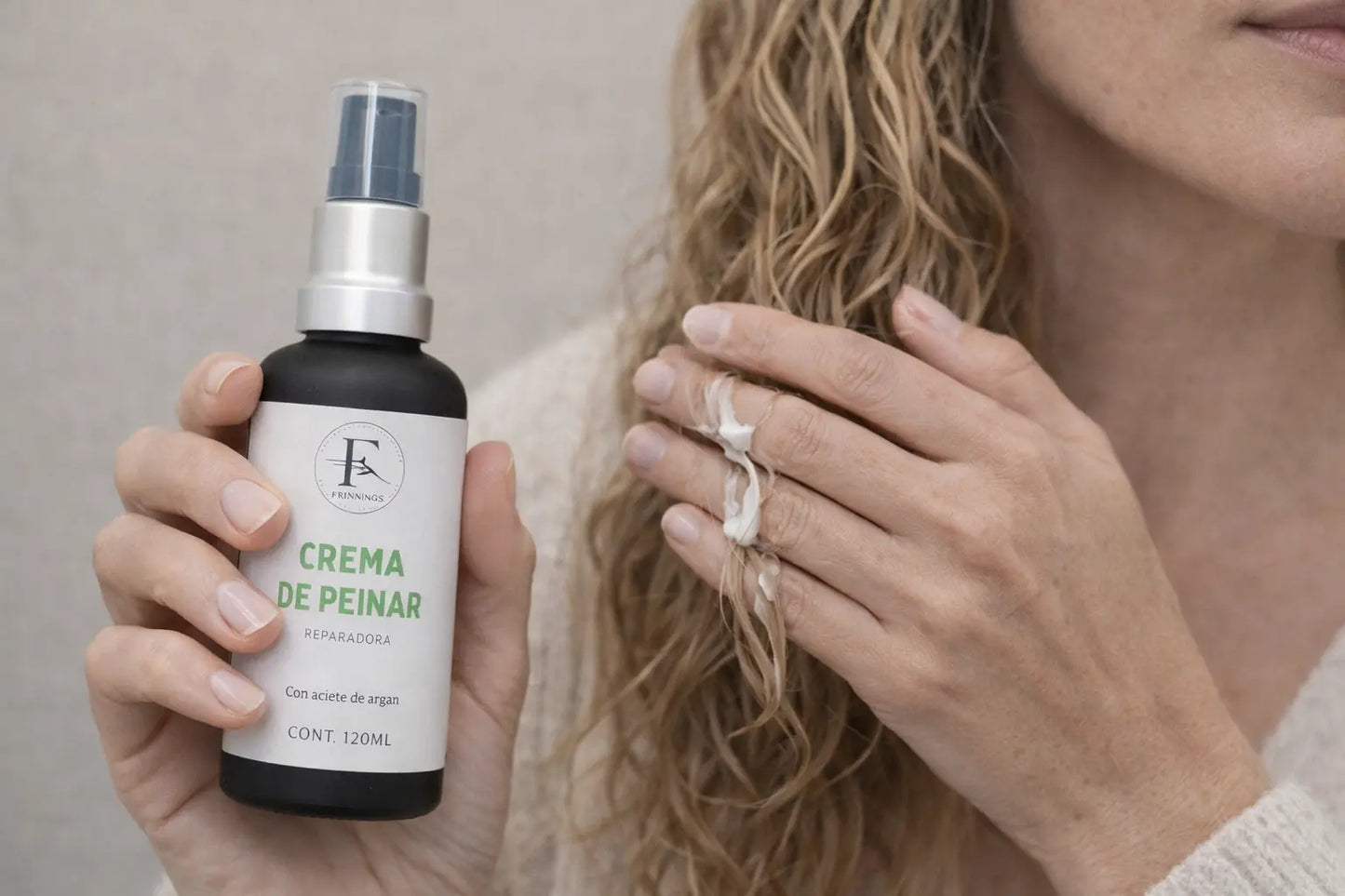 Crema de Peinar de Fringilla Organic Boutique con aceite de argán, formulada para hidratar, definir y controlar el frizz en cabello ondulado y rizado