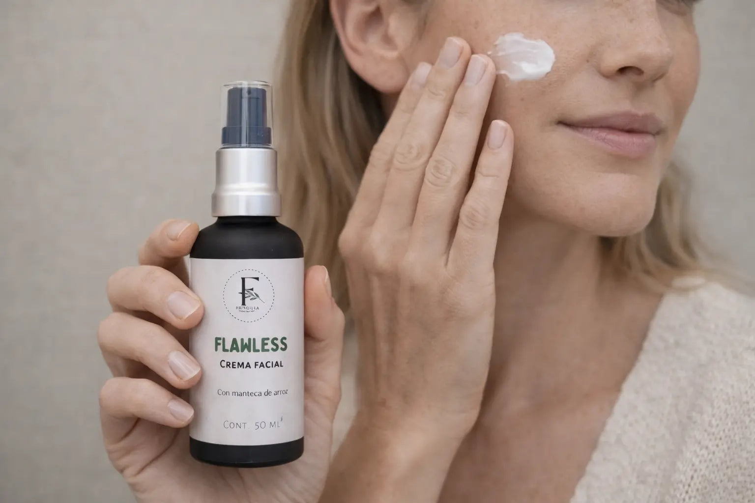 Crema Facial Flawless de Fringilla Organic Boutique aplicada sobre el rostro para hidratar y mejorar la apariencia de la piel