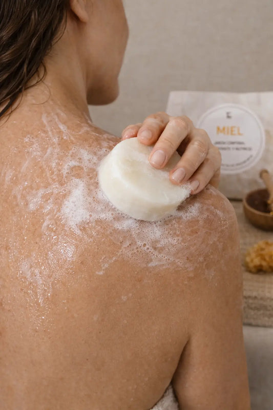 Jabón Corporal Hidratante Miel de Fringilla Organic Boutique aplicado sobre la piel con espuma cremosa para una limpieza suave e hidratación diaria