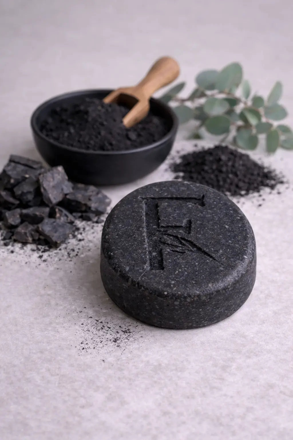 Shampoo Sólido Respiro de Fringilla Organic Boutique con carbón activado, eucalipto y árbol de té para una limpieza profunda del cuero cabelludo