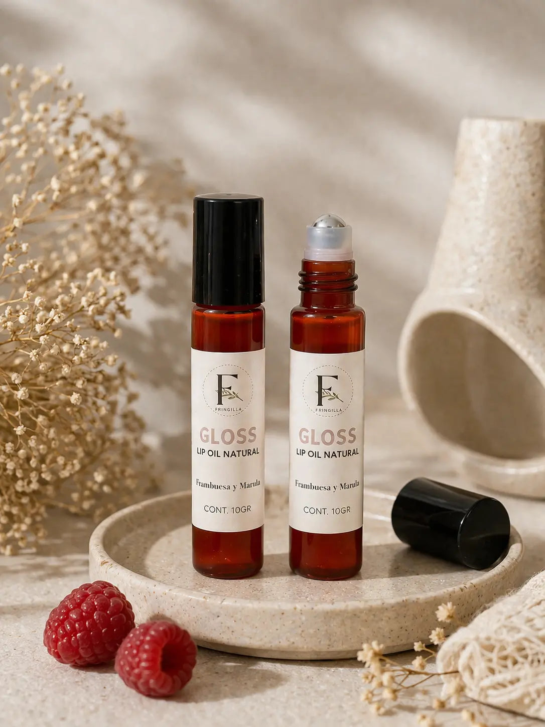Lip Oil Natural Gloss Fringilla elaborado con frambuesa y manía, acompañado de ingredientes naturales para el cuidado labial