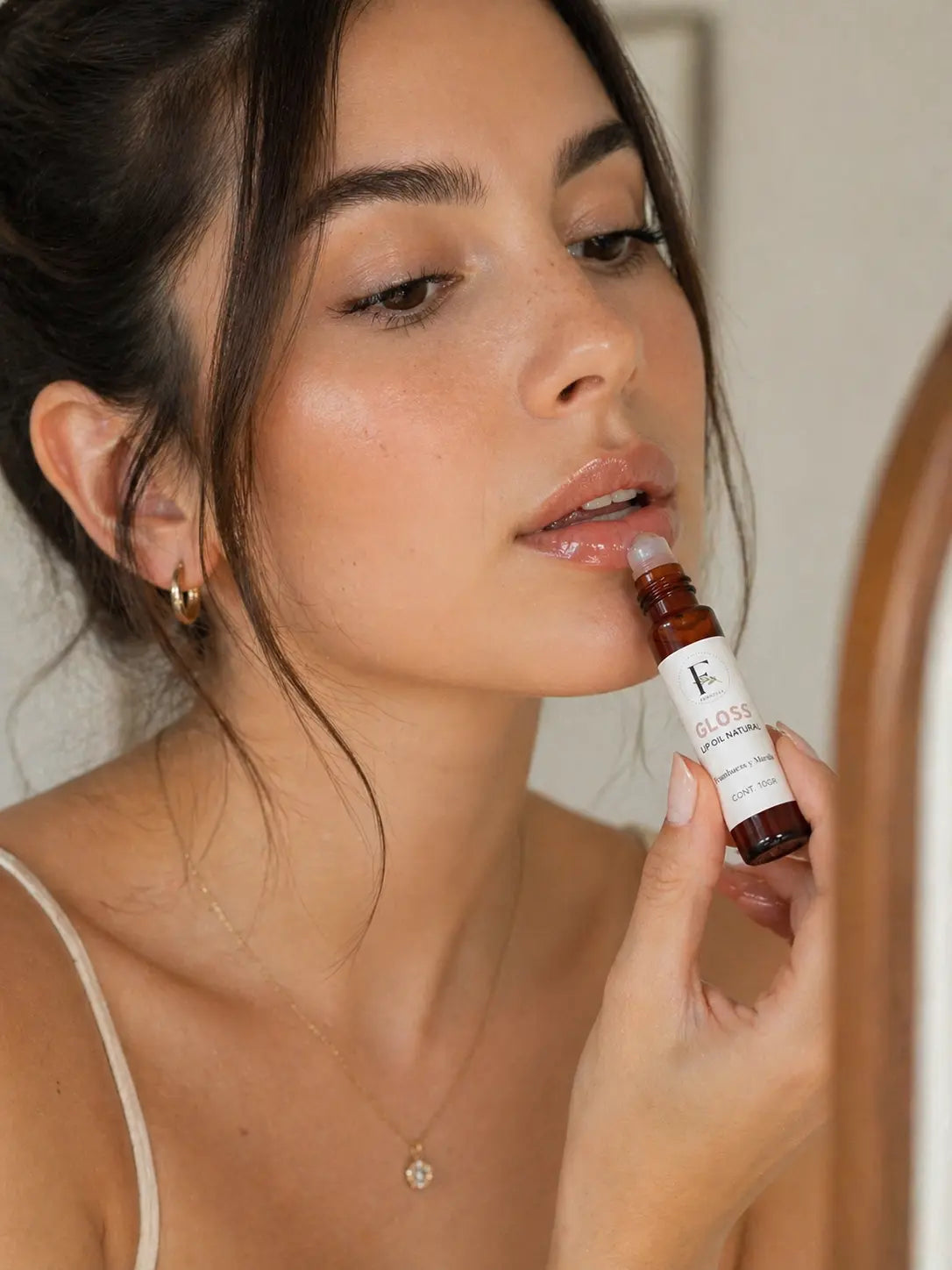 Lip Oil Natural Gloss Fringilla con acabado brillante e hidratación para labios de apariencia saludable
