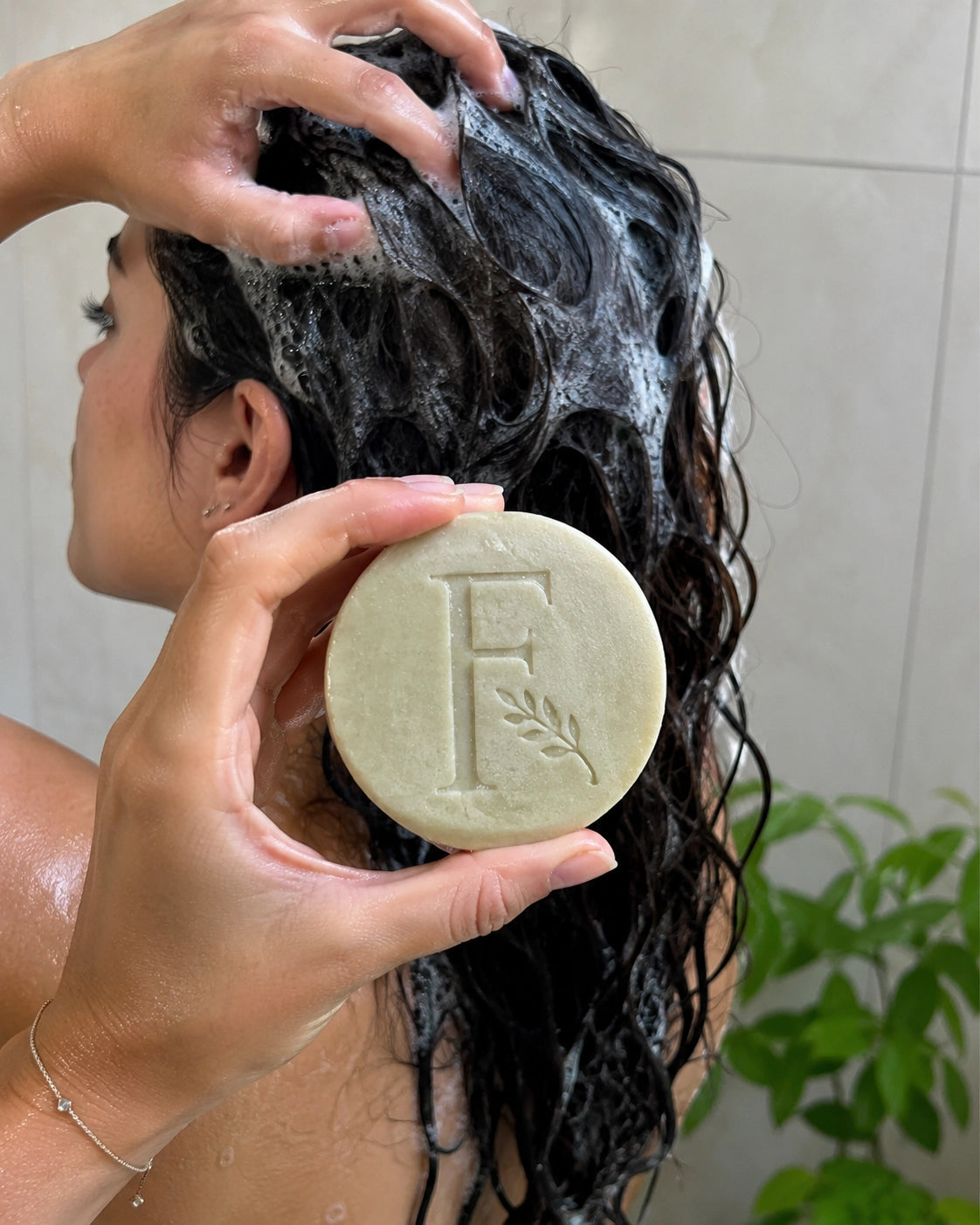 Shampoo sólido todo verde Fringilla en rutina de lavado capilar enfocada en control de caspa y crecimiento saludable