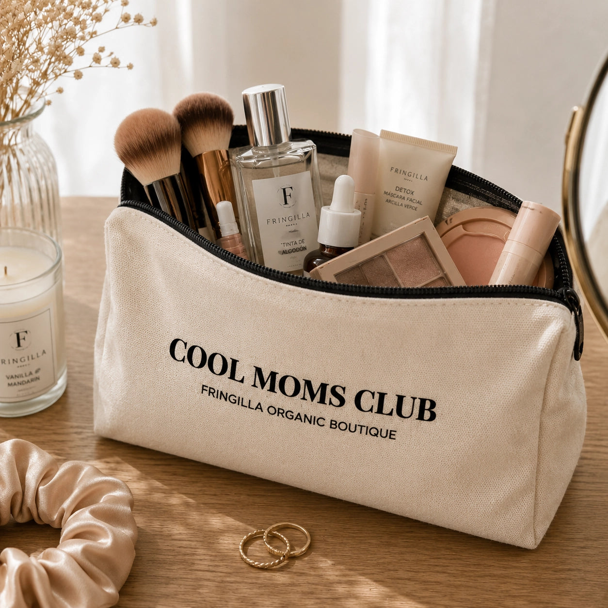 Cosmetiquera para Mamá Fringilla mostrando espacio para maquillaje, brochas y productos de cuidado personal organizados