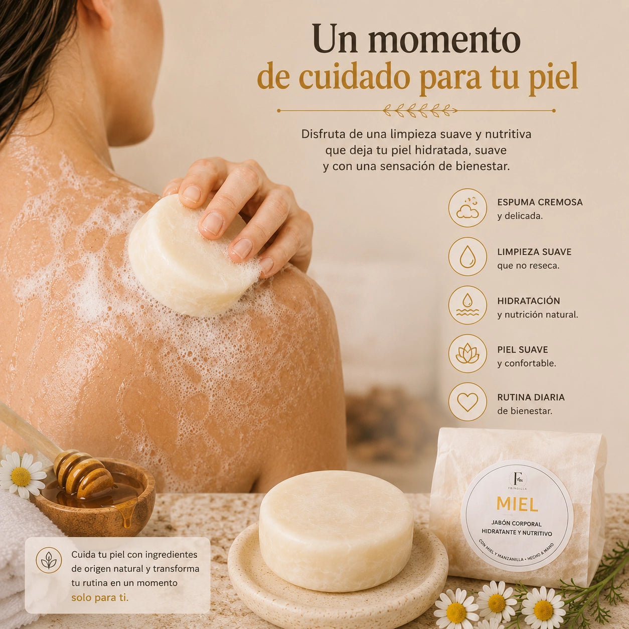 Persona utilizando Jabón Corporal Hidratante Miel durante su rutina de baño mostrando espuma cremosa, limpieza delicada y sensación de bienestar para la piel
